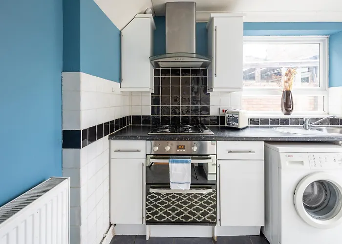 New Contractor & Groups-3Bedrooms-Parking-By Fab Accommodation Будинок відпочинку *