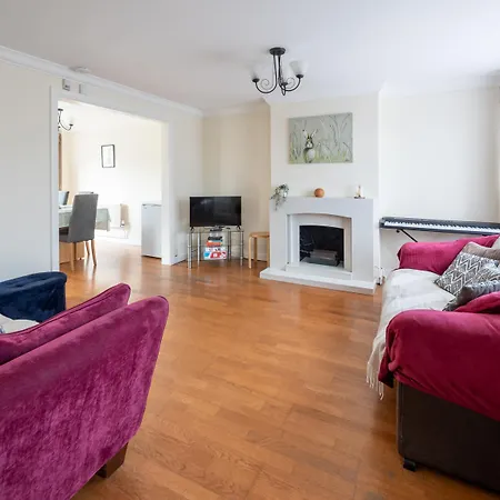 Holiday home New Contractor & Groups-3bedrooms-parking-by Fab