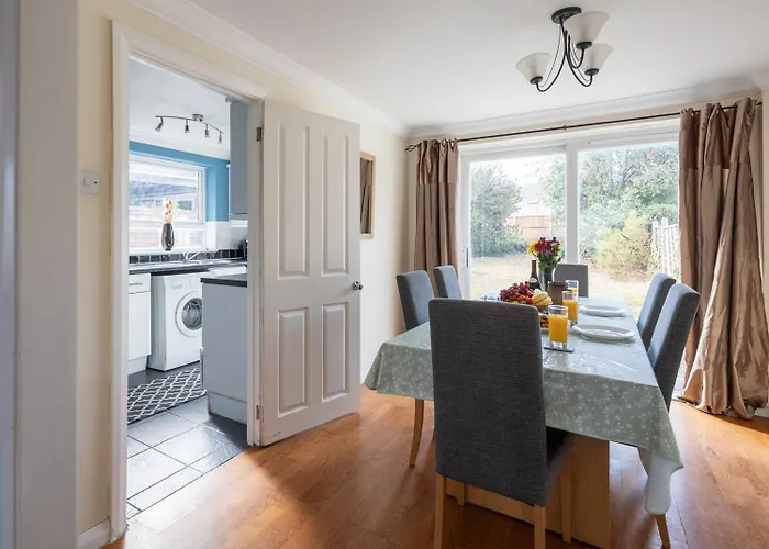 New Contractor & Groups-3bedrooms-parking-by Fab Holiday home Bristol