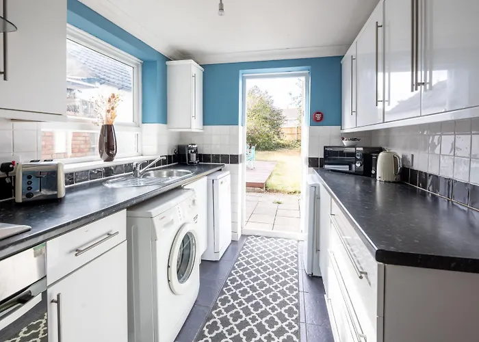 Holiday home New Contractor & Groups-3bedrooms-parking-by Fab